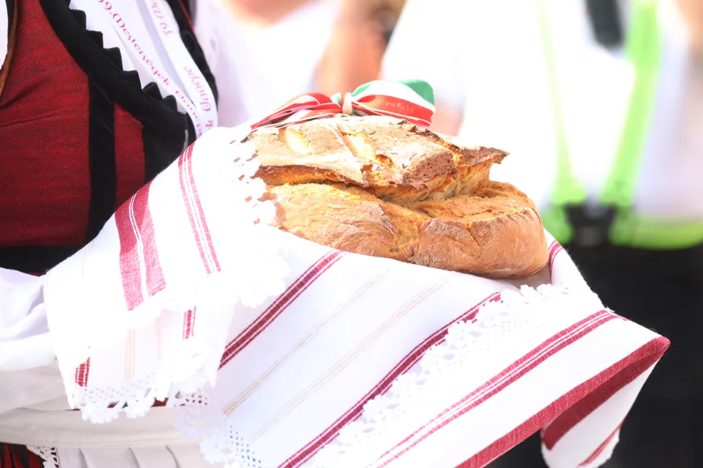 Ujkenyér megáldása Vár Mesterségek ünnepe