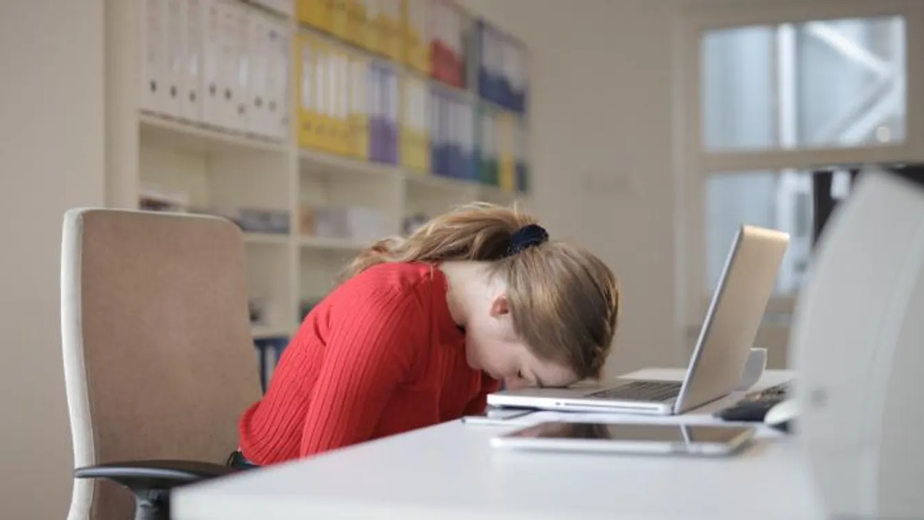 Ez a mondat így helyes? Elipszilon és J helyesírási kvíz