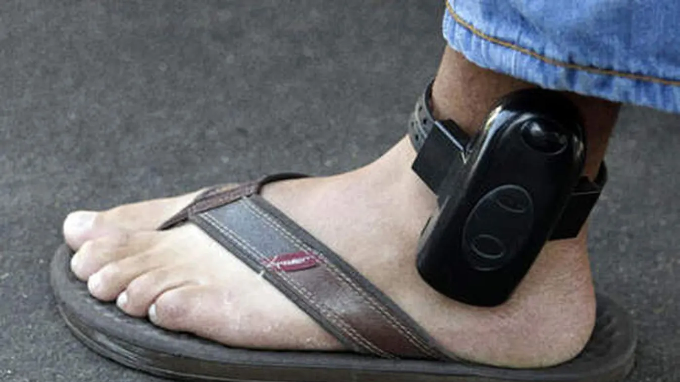 Nyomkövető viselésére kötelezik a görögök a migránsokat