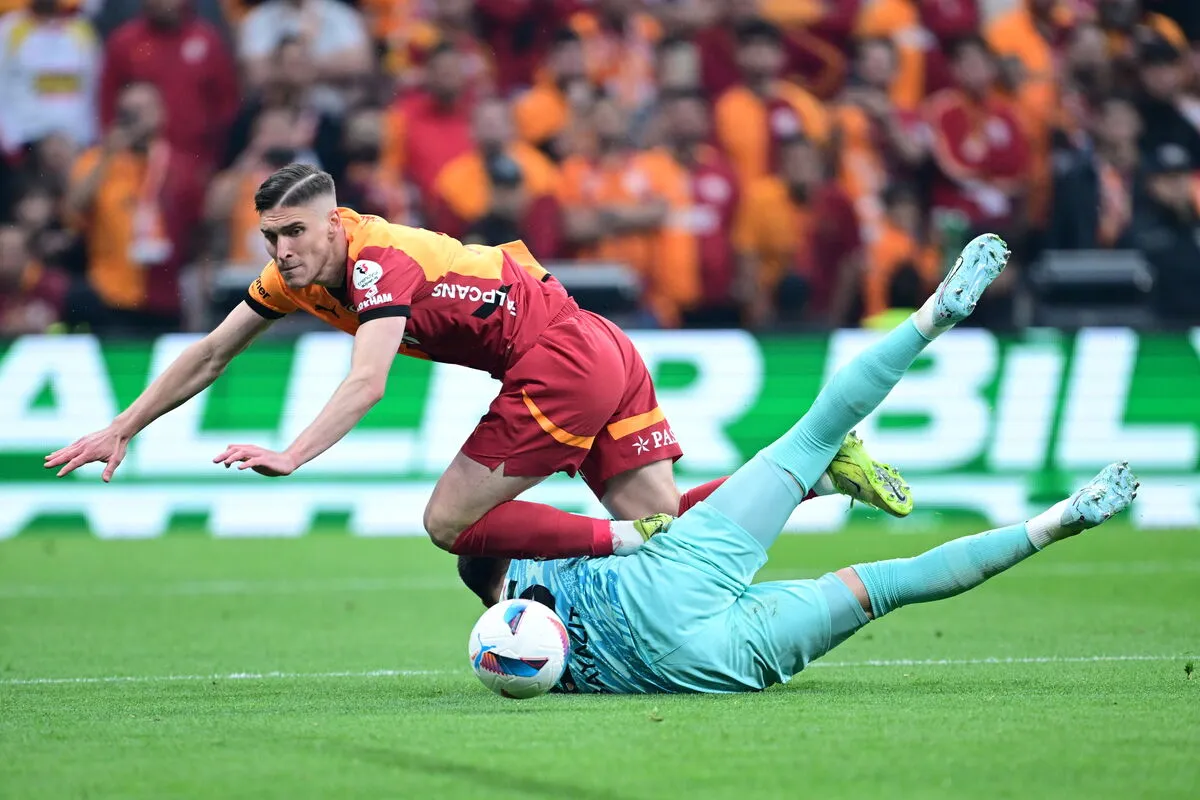 Sallai Roland megkapaszkodott a Galatasaray kezdőcsapatában, de új posztjának buktatói is lehetnek