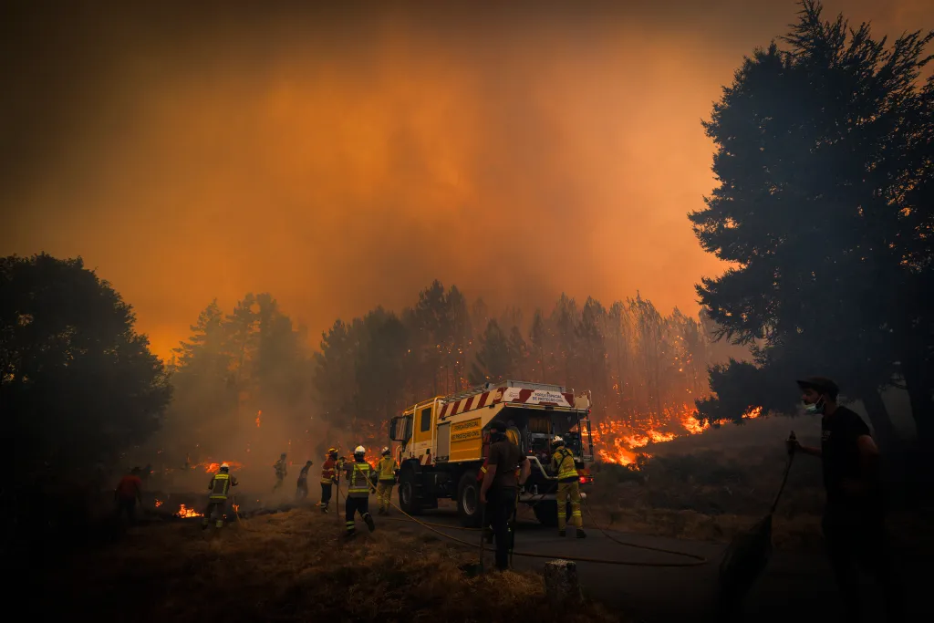 Lett tűzoltók és helyi lakosok küzdenek a lángokkal Portugália észaKI részén