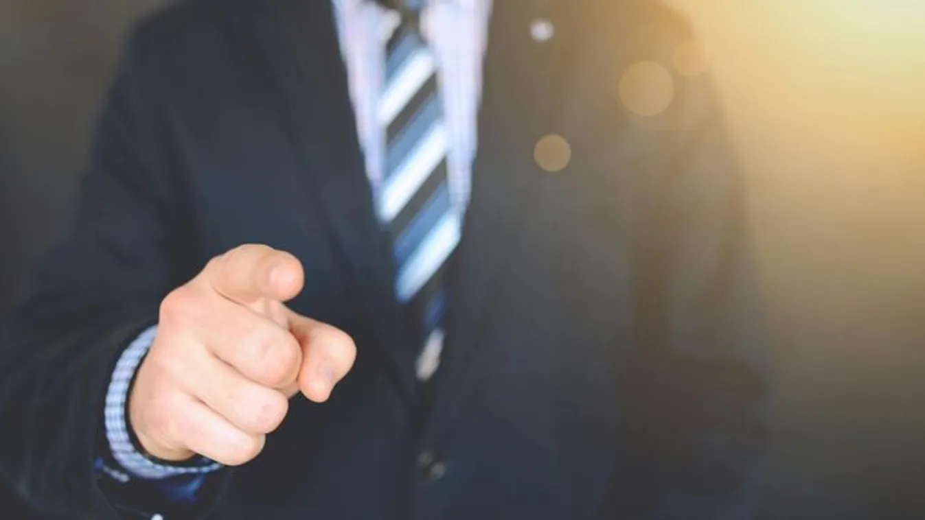 Odaadta veséjét főnökének, nem sokkal később kirúgták