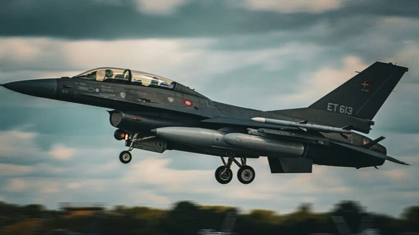 Földbe csapódott egy F–16-os vadászgép Lengyelországban