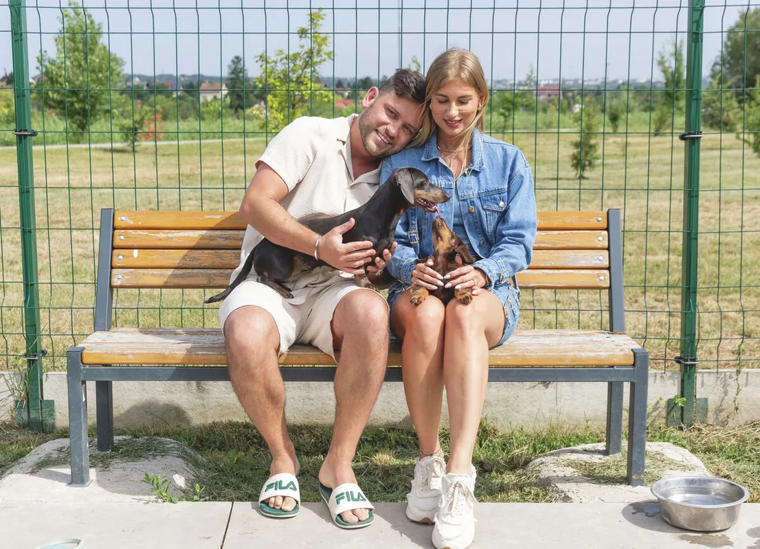 Szabó Ádám és felesége, Farkas Jennifer a kutyáikkal