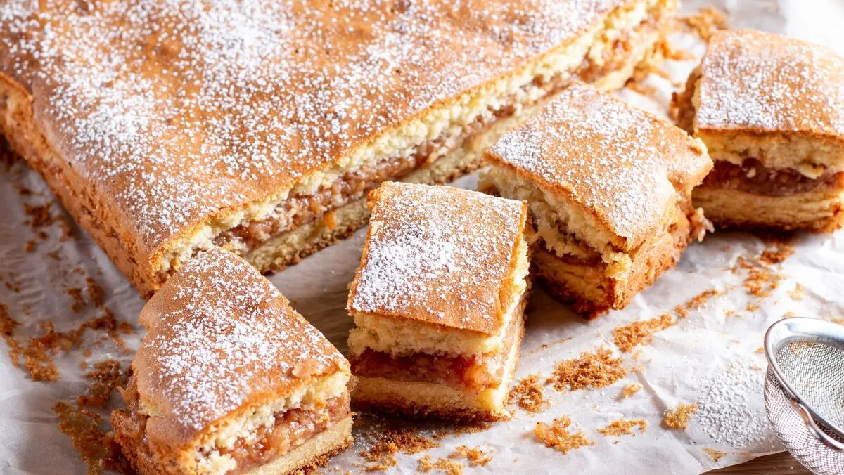 Almás pite Apple,Pie,Slices,(traditional,Hungarian,Version),On,Wooden,Background