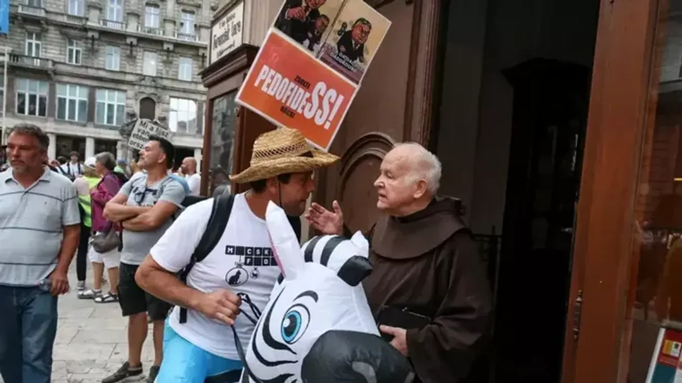 Hadházy Ákos és bandája papokat inzultált a Ferenciek terén