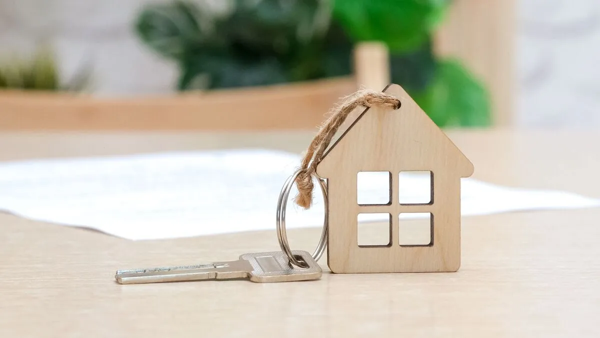 Key,With,House,Shaped,Keychain,And,Contract,On,The,Table., Otthon Start keresetkimutatás, 