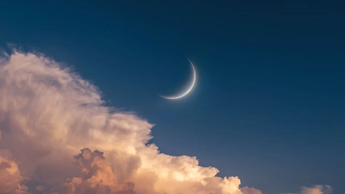 Szűz újhold Young,Moon,In,The,Sky,At,Sunset.,Big,Moon,Above