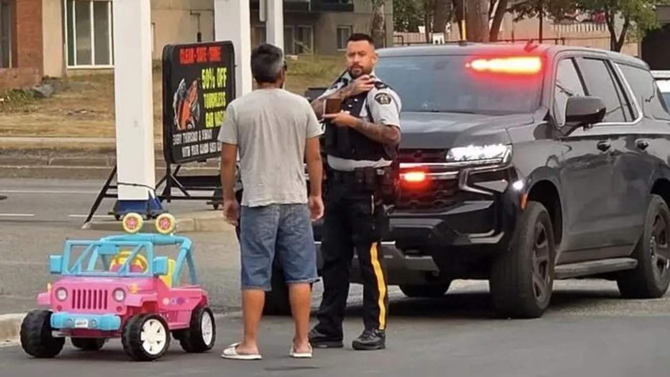 Kanada: rózsaszín Barbie dzsipben száguldott a részeg sofőr