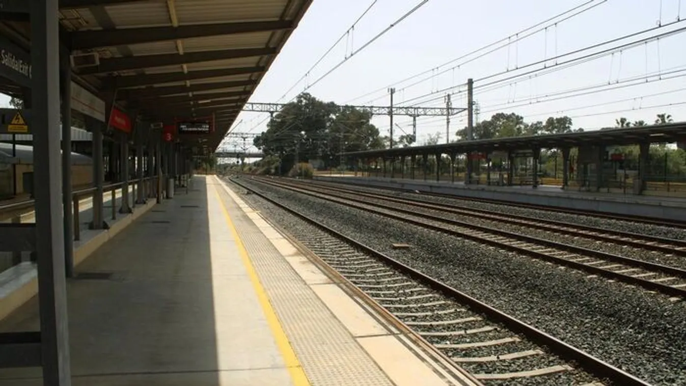 Egy percen múlt a sínek elé fekvő ember élete Tatabányán