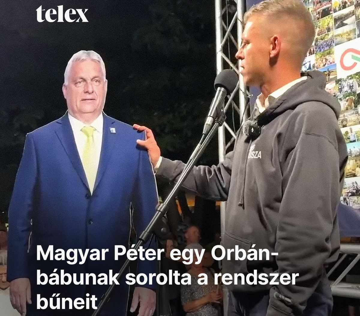 Magyar Péter egy papírbábú vállát veregeti.