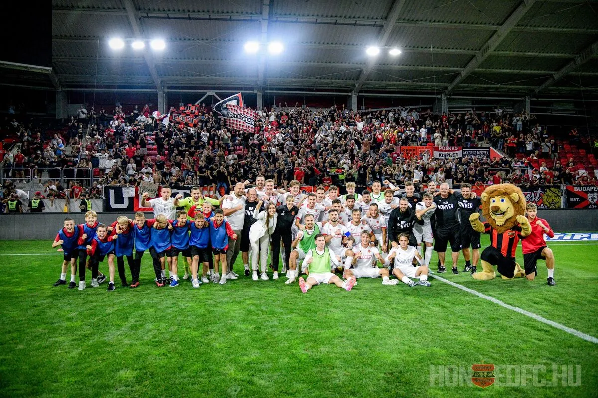 A kispesti labdarúgókon és szurkolókon kívül angol díszvendégek is örülhettek a Honvéd hétvégi győzelmének