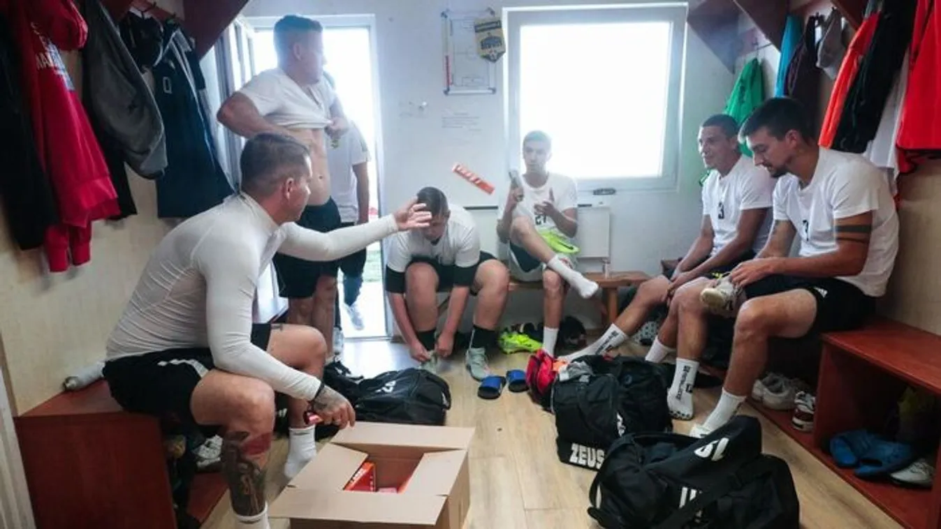 Fradi-busz a tömegben, még sátrat is építettek Szarvaskenden