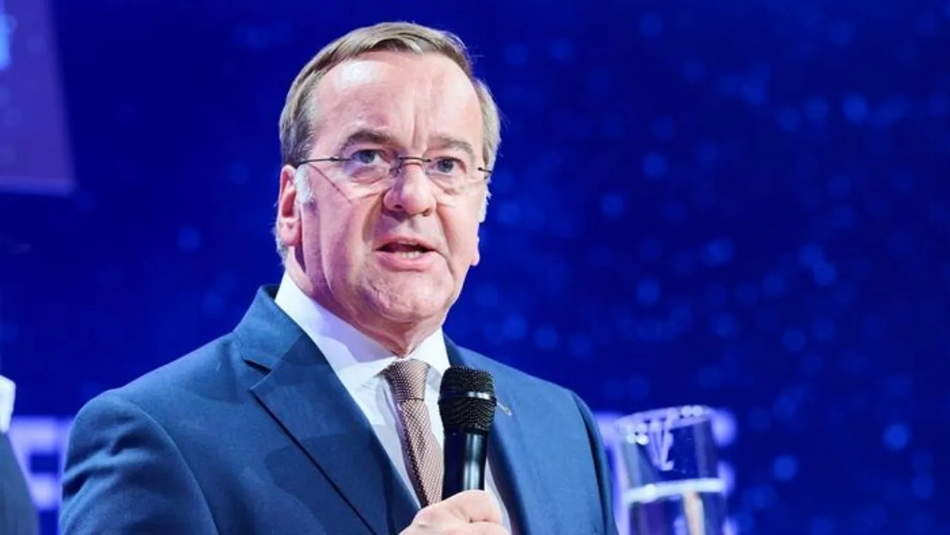 Német védelmi miniszter: orosz műholdak követnek minket