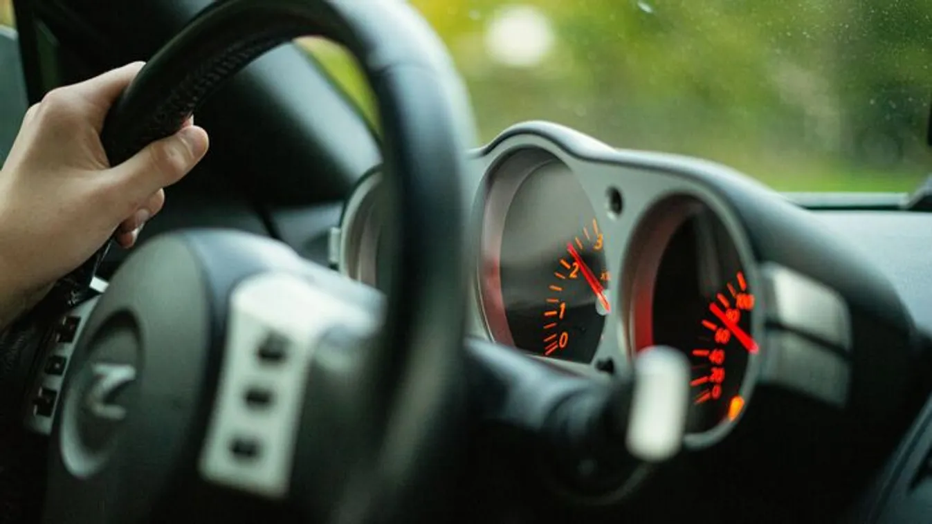 Emelőpárnával kellett kiszabadítani egy embert a kocsi alól