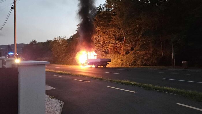 Tomboló tűz emésztette a kisteherautót a magyar főúton