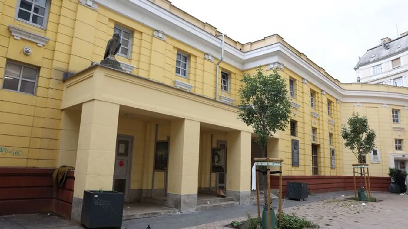 Corvin sétány: letolt nadrággal menekült a férfi