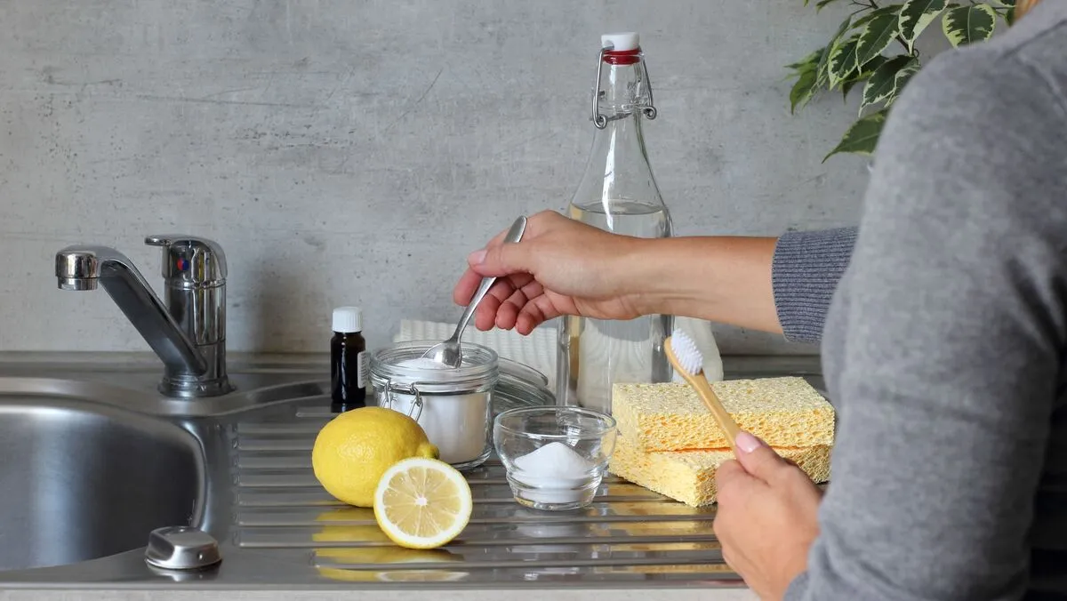Szódabikarbóna a konyhában Vinegar,,Baking,Soda,,Lemon,,Natural,Sponge,,Toothbrush,And,Towels,On