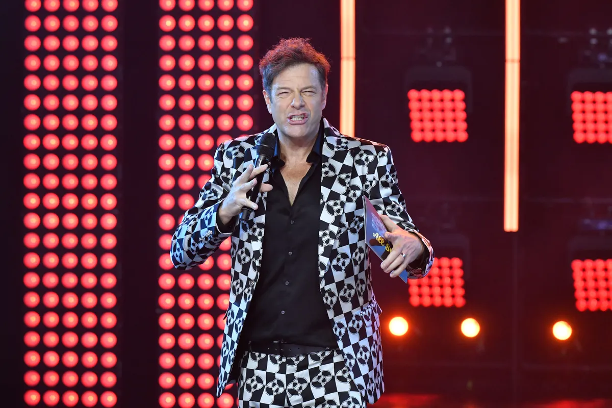 Till Attila saját festménnyel érkezik a Kincsvadászokba.