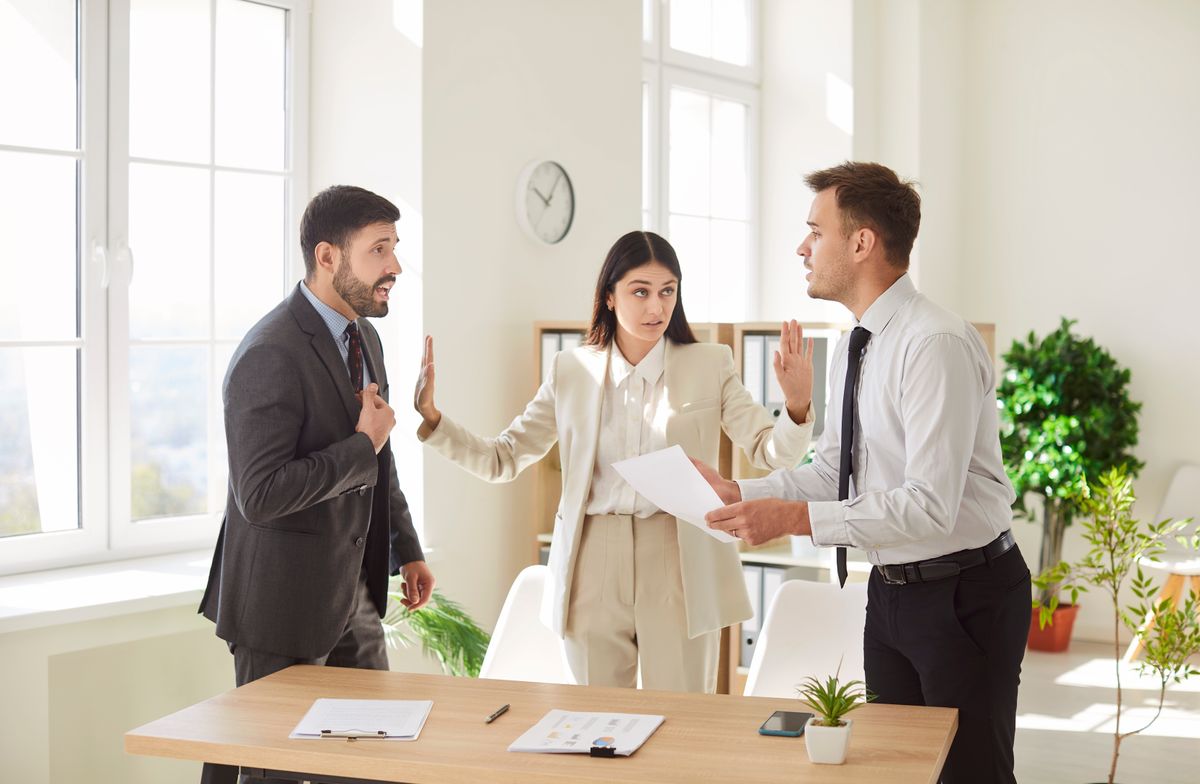 Légy résen, ne keveredj vitába! Office,Conflict,,Woman,Helping,To,Angry,Dissatisfied,Employees,Work,Results,