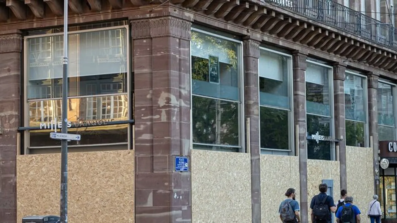 Bedeszkázták a strasbourgi kirakatokat