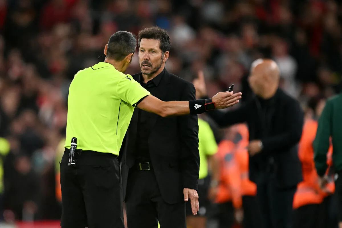 Diego Simeone piros lapot kapott