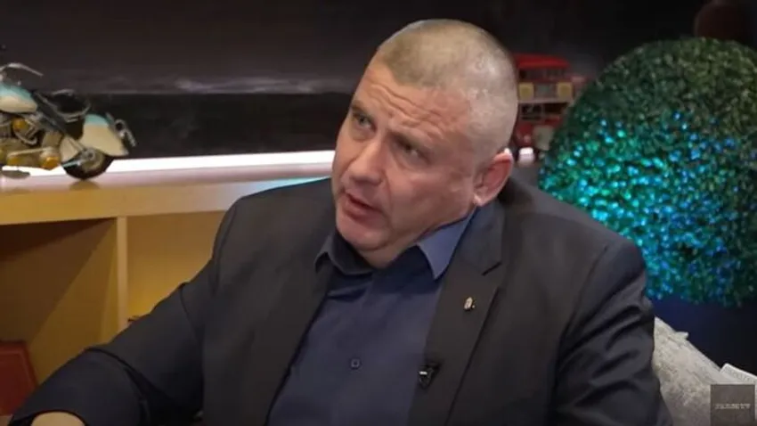 Toka tábornok nyilvános rendezvényen nem viselhet fegyvert!