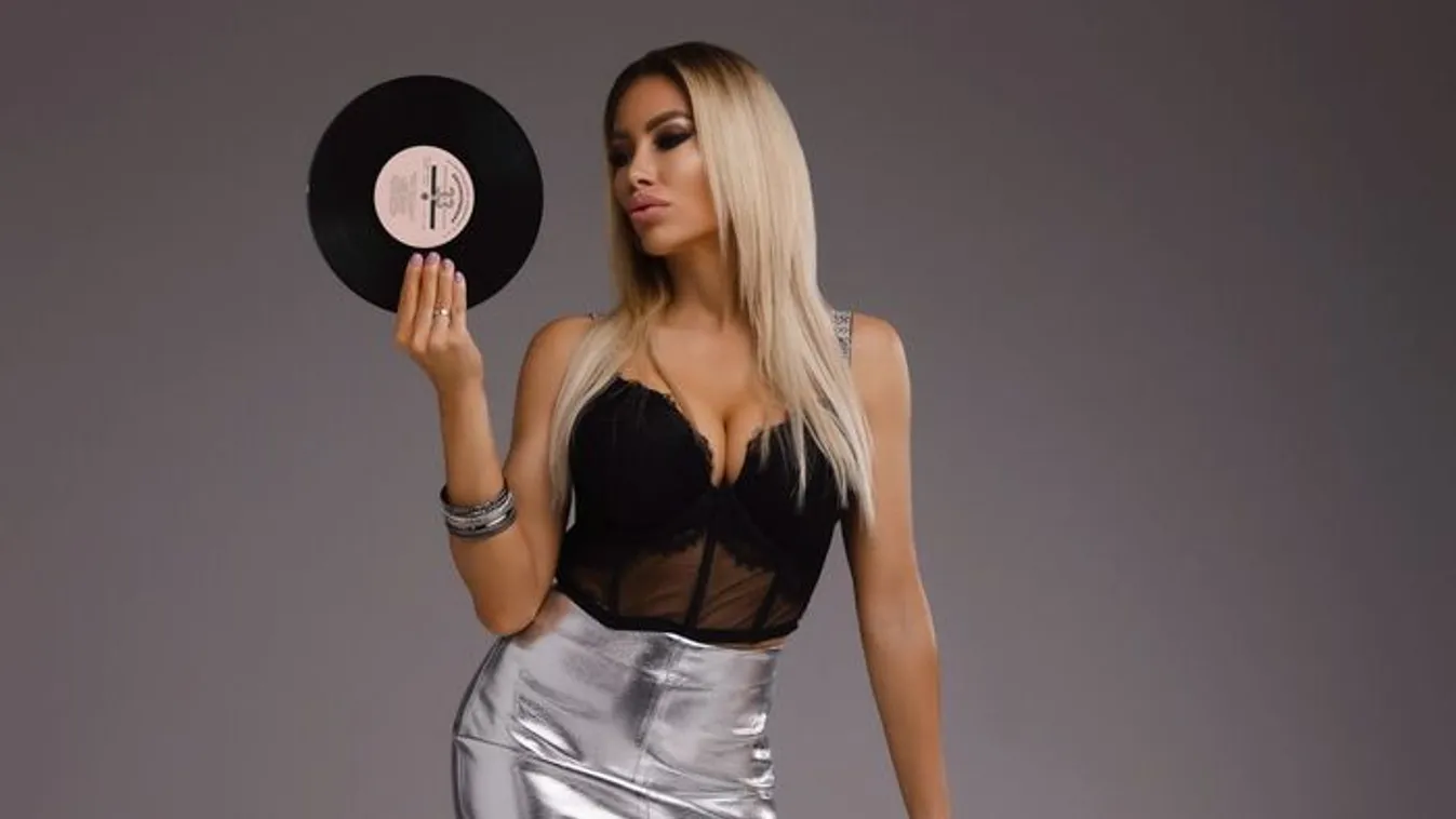 Fel sem ismerték a szőkére váltó Voksán Virágot