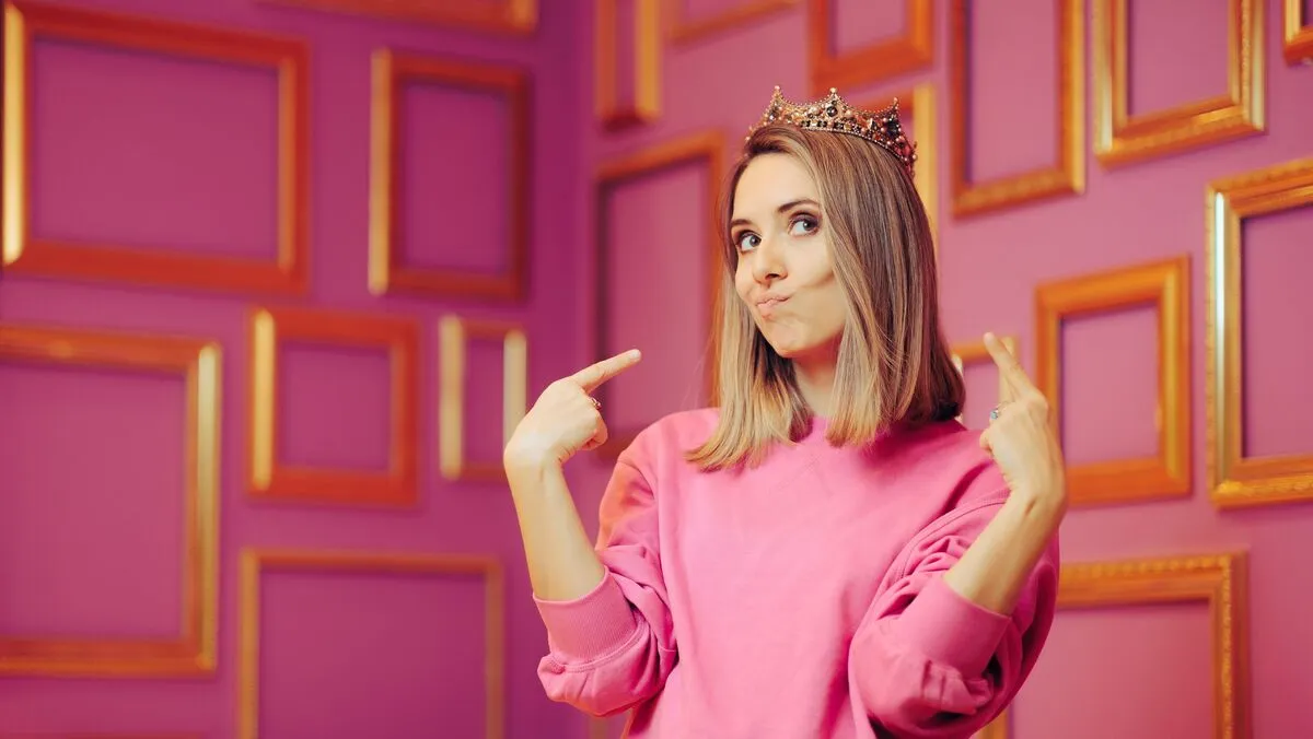 3 önimádó csillagjegy Vain,Queen,Wearing,A,Crown,Pointing,To,Herself.,Attention,Seeker