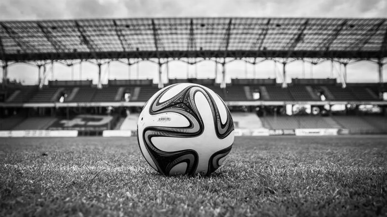 Néma csendbe borult a stadion, mindenkit hazaküldtek