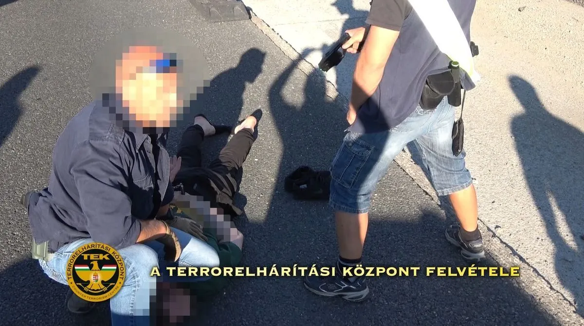  A rendőrök a tettesek autójában hamis rendőrigazolványt, kézi rádiót és még más érdekességet is találtak.