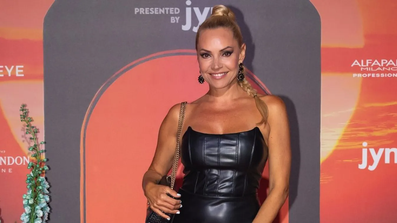 Forró látvány: Miniruhában bulizza át az éjszakát Sári Évi