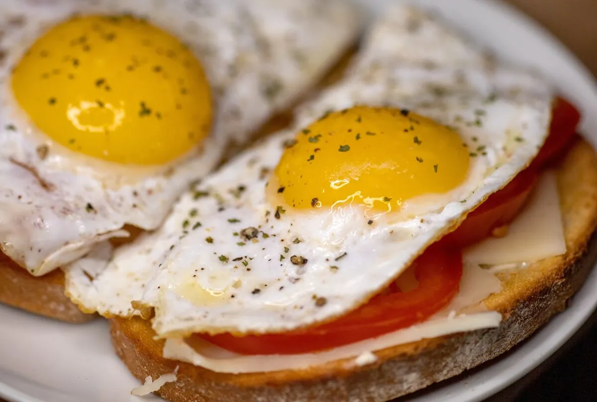 Séfek titka Two,Slices,Of,Rye,Bread,Toast,,Fried,Sunny,Side,Sunnyside