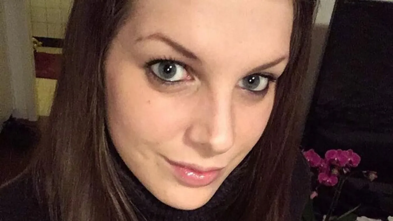 Több tonnányi raklapot emelget targoncával a fiatal anyuka