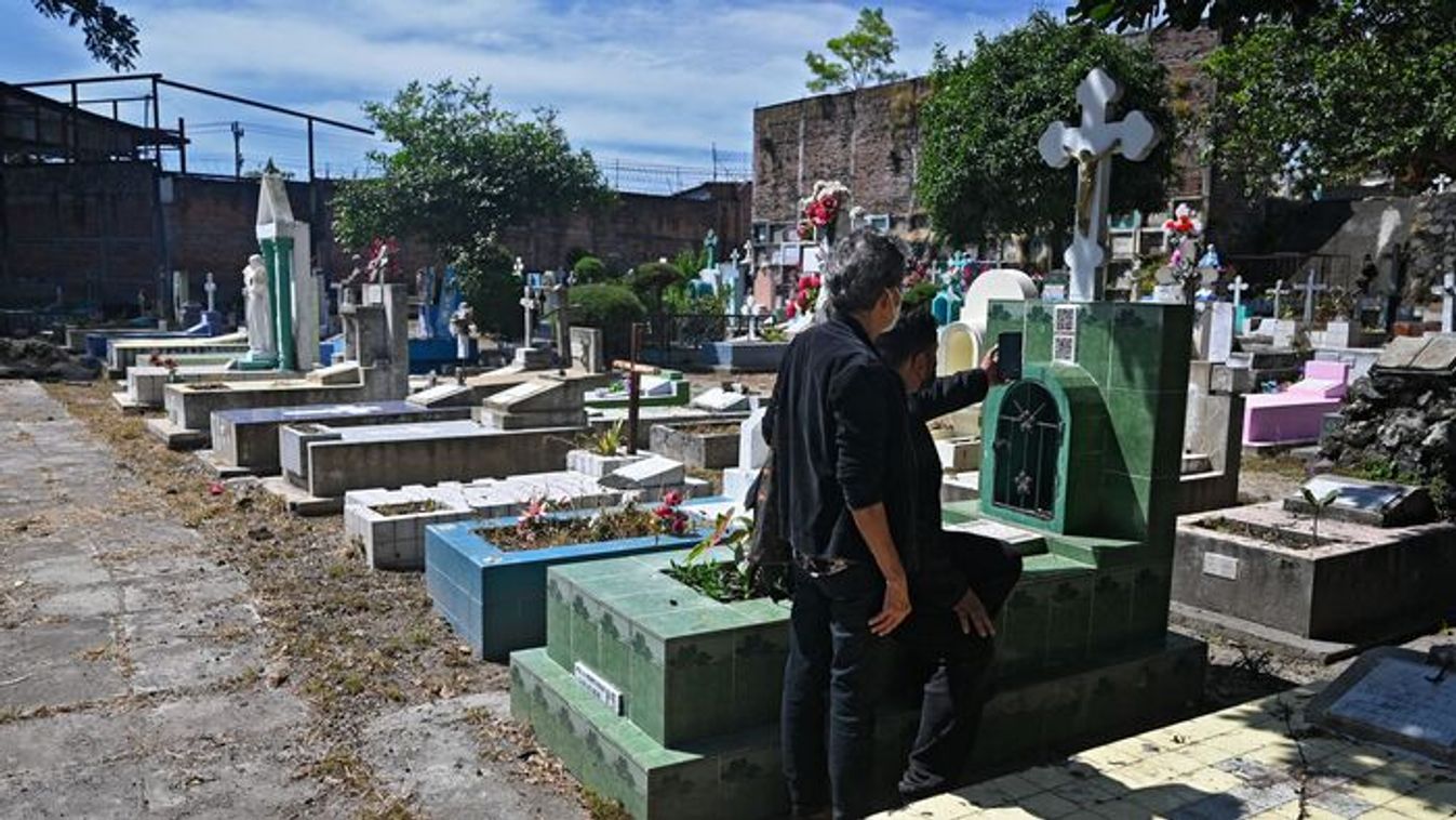 Furcsa jelek a sírokon: csalókhoz kerülhetnek az elhunytak emlékei