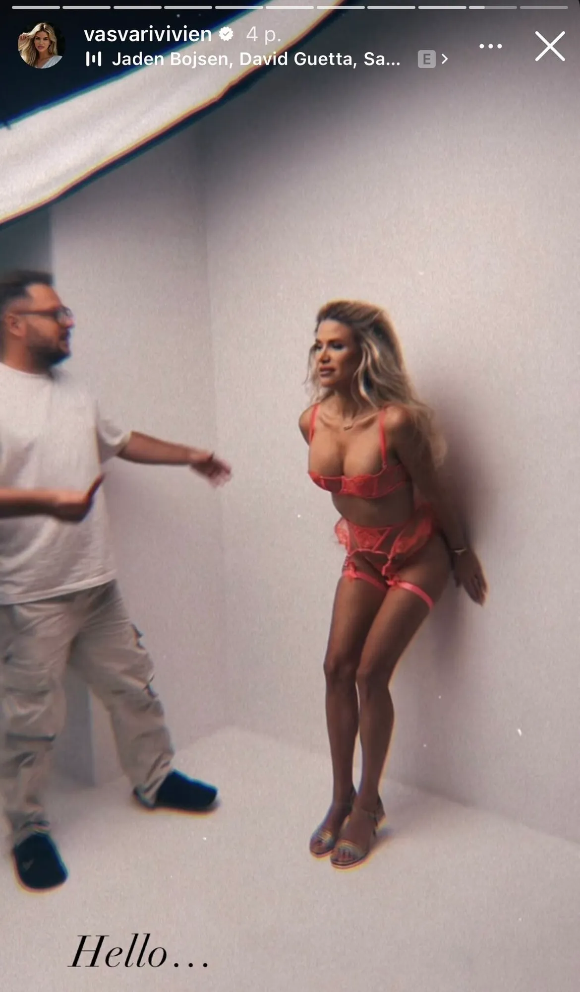 Vasvári Vivien piros fehérneműszettben