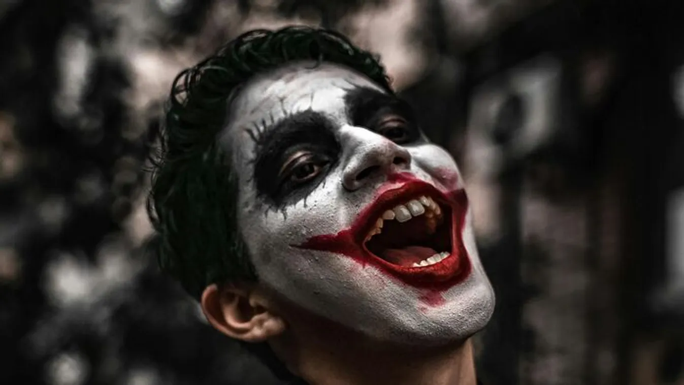 Hátborzongató: Két tini az utcán ijesztgette a nőket!