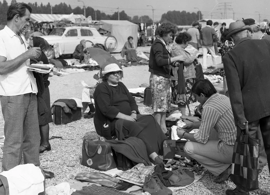 A miskolci bolhapiacra előszeretettel jöttek árusok Lengyelországból is Miskolc 1982.