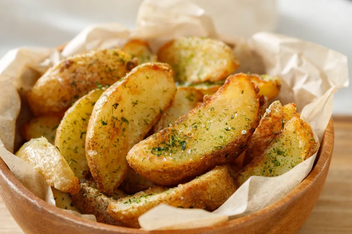 Gyorsan és egyszerűen elkészíthető a sütőben sült krumpli.