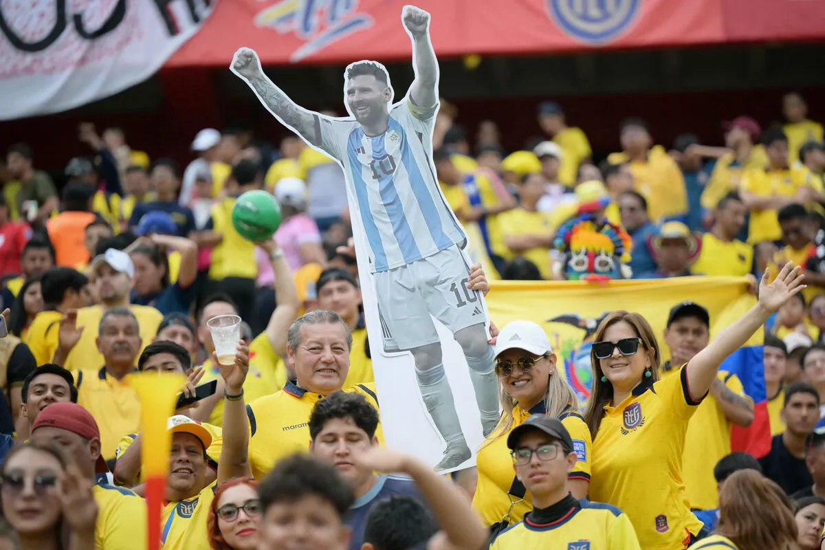 A címvédő argentinok utolsó vb-selejtezőjén már csak az ecuadori szurkolók kartonfigurájaként volt jelen Lionel Messi
