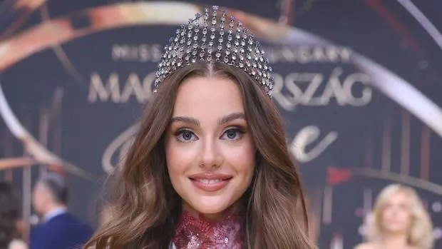 Végvári Janka már koronával a fején mosolyog, mint Miss World Hungary győztes.