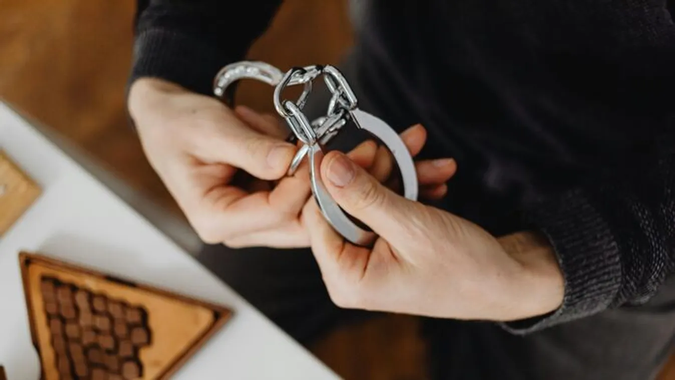 Európai elfogatóparancs miatt kapták el a körözött csalót