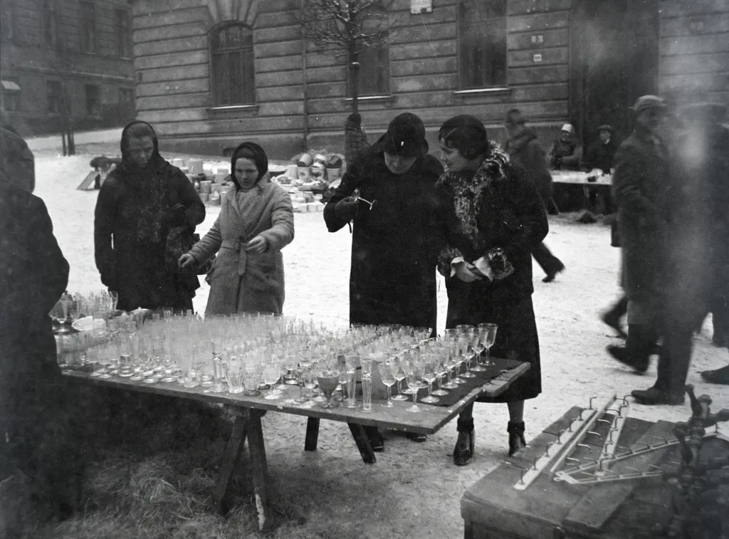 Száz évvel ezelőtt is szerettek az emberek a bolhapiacon vásárolni Budapest 1932.