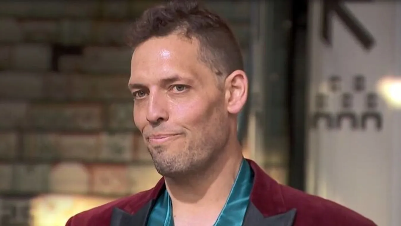 Curtis megkapja a magáét a versenyzőtől