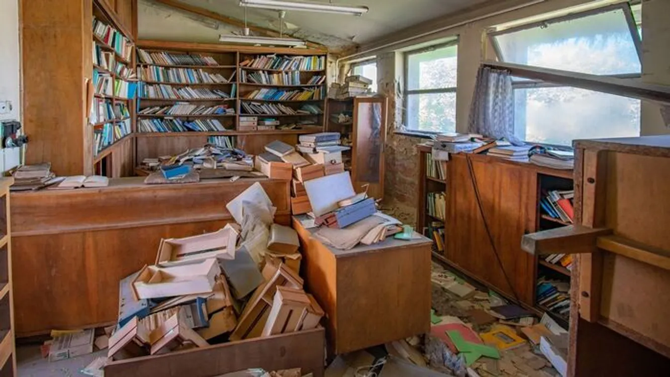 Minden összedúlva: fotókon a titkos magyar könyvtár