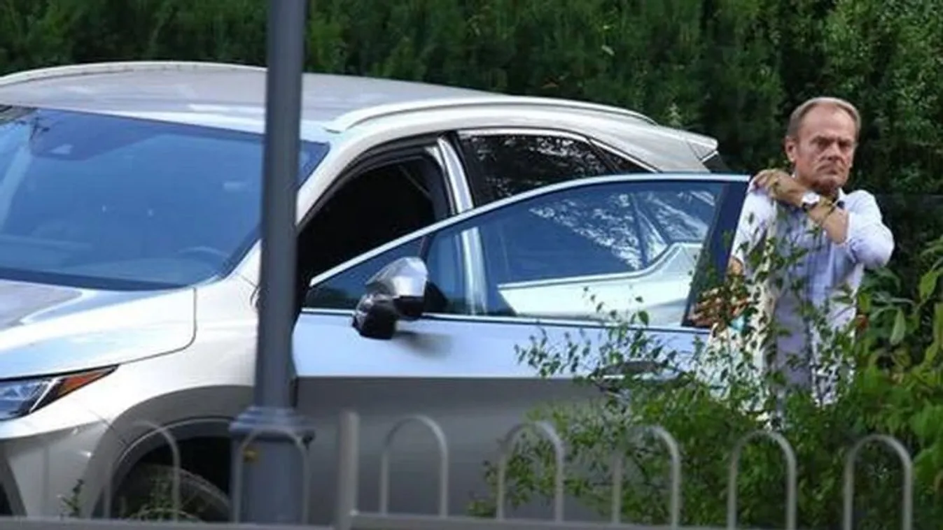 Ellopták Donald Tusk családi luxusterepjáróját