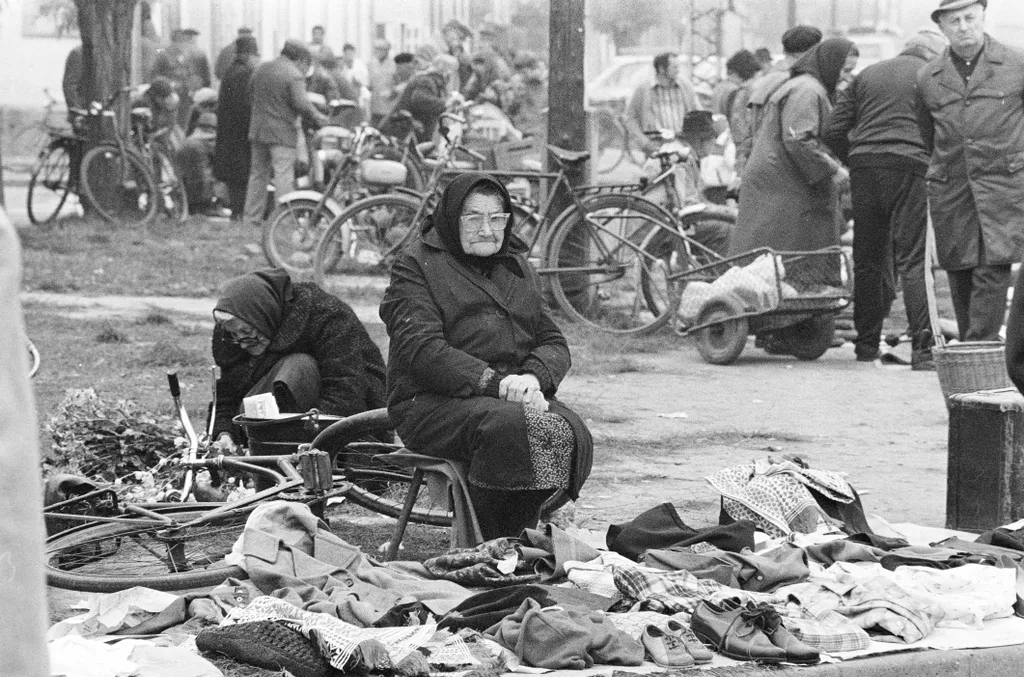 Használt uhákat és cipőket is árultak a piacon Békéscsaba 1981.