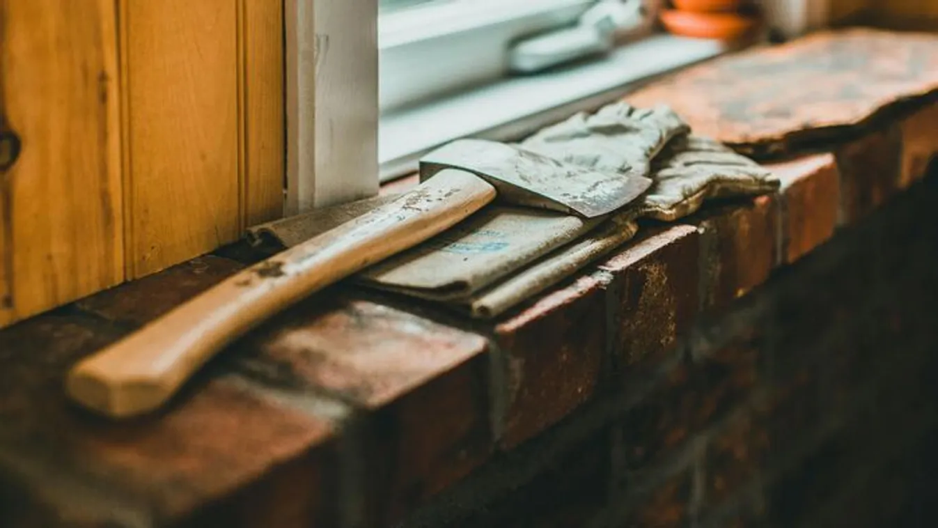 „Nem akarok iskolába menni” – baltával támadt szüleire a fiú