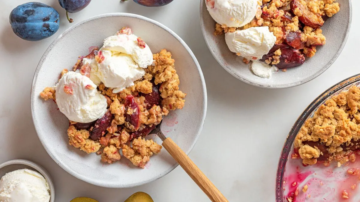 Szilvás morzsasüti  Plum,Crumble,With,Vanilla,Ice,Cream,On,White,Background.,Summer
