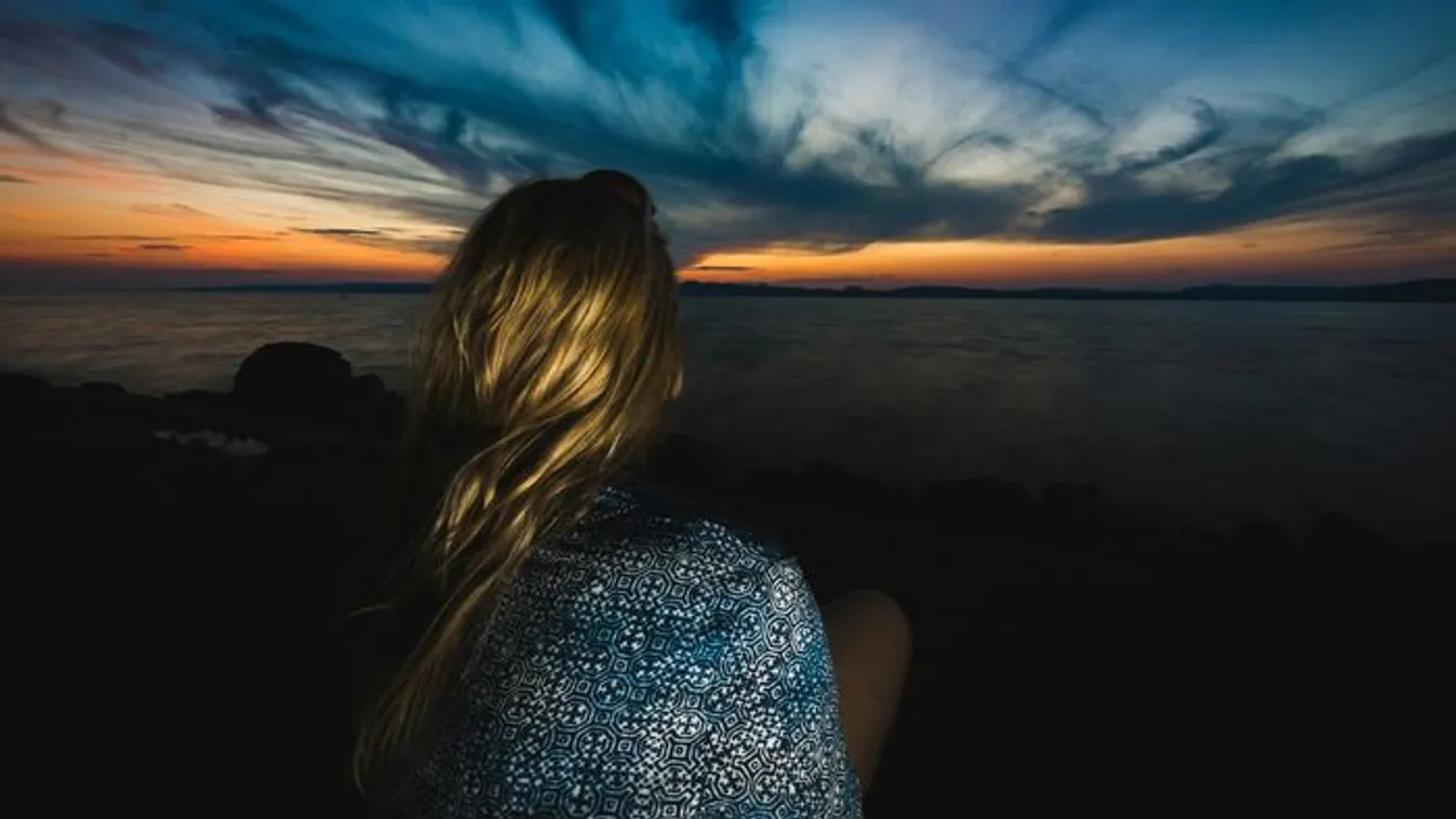 Égi jelenség a Balatonnál: mindenki az égre nézett